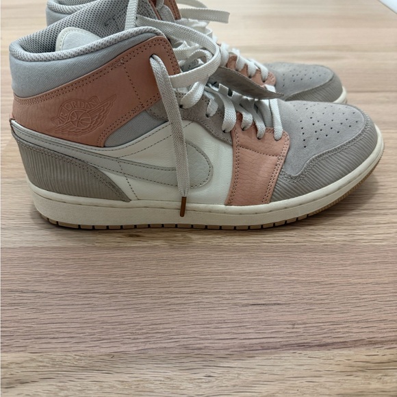 Jordan 1 Mid Milan’s (RARE) - Picture 3 of 9